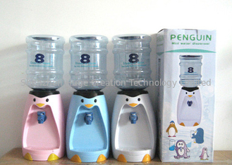 China 2,5 litros de mini del agua del pingüino del dispensador miniatura del agua dispensador de la bebida 8 vidrios de la historieta que bebe las tazas de Drinkware proveedor